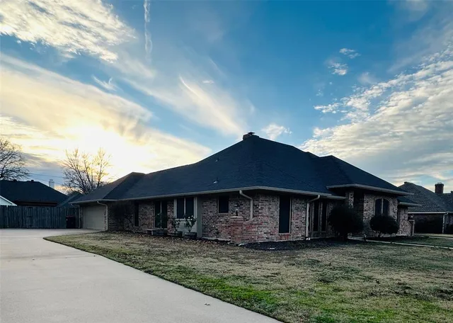 $379,900 | 1925 North Collegiate Drive, Paris, TX 75462