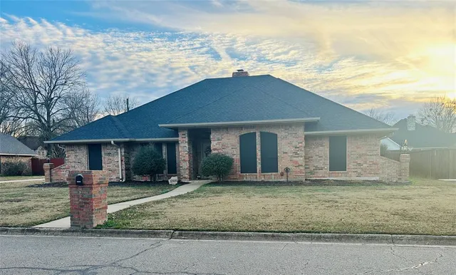 $379,900 | 1925 North Collegiate Drive, Paris, TX 75462