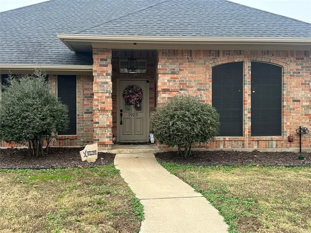 $379,900 | 1925 North Collegiate Drive, Paris, TX 75462