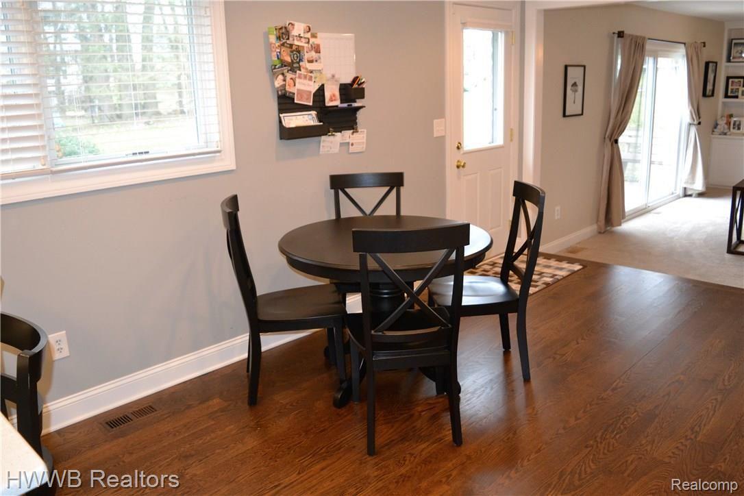 981 Hemlock Drive Rochester, MI 48307 - Photo 16 of 40 15-Breakfast Area.JPG