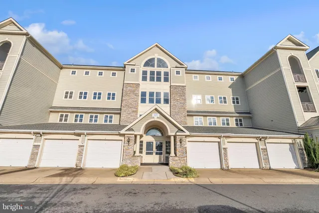 $429,900 | 1641 Ladue Court, Unit 402, Woodbridge, VA 22191