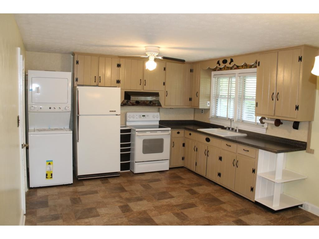 323 Sherwood Road Bristol, VA 24201 - Photo 5 of 21 Photo 5