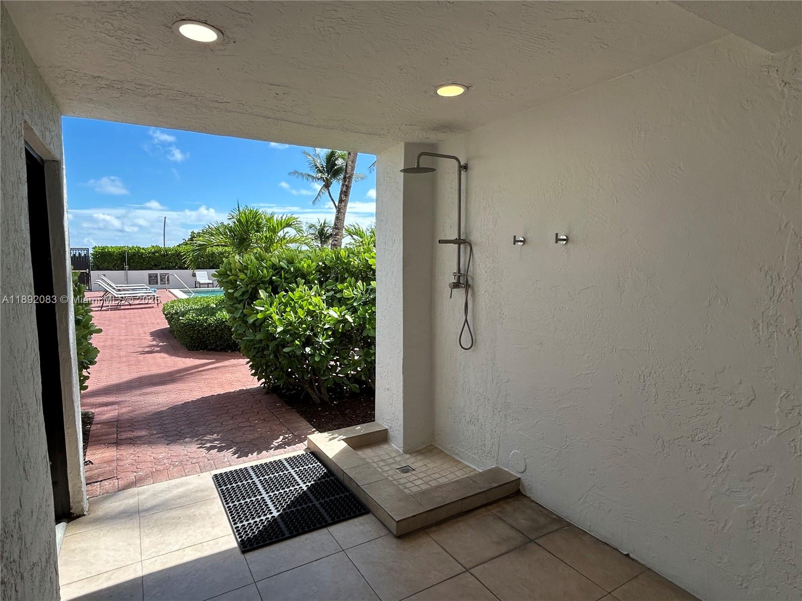 5415 Collins Avenue, Unit 302 Miami Beach, FL 33140 - Photo 29 of 33 a view of a entryway