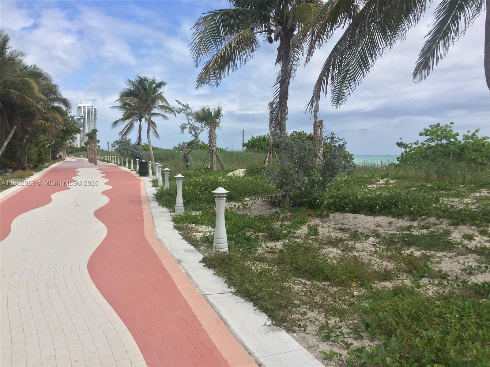 5415 Collins Avenue, Unit 302 Miami Beach, FL 33140 - Photo 33 of 33 a view of a backyard