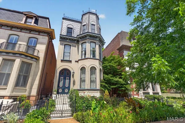 $930,000 | 2011 Park Avenue, St. Louis, MO 63104