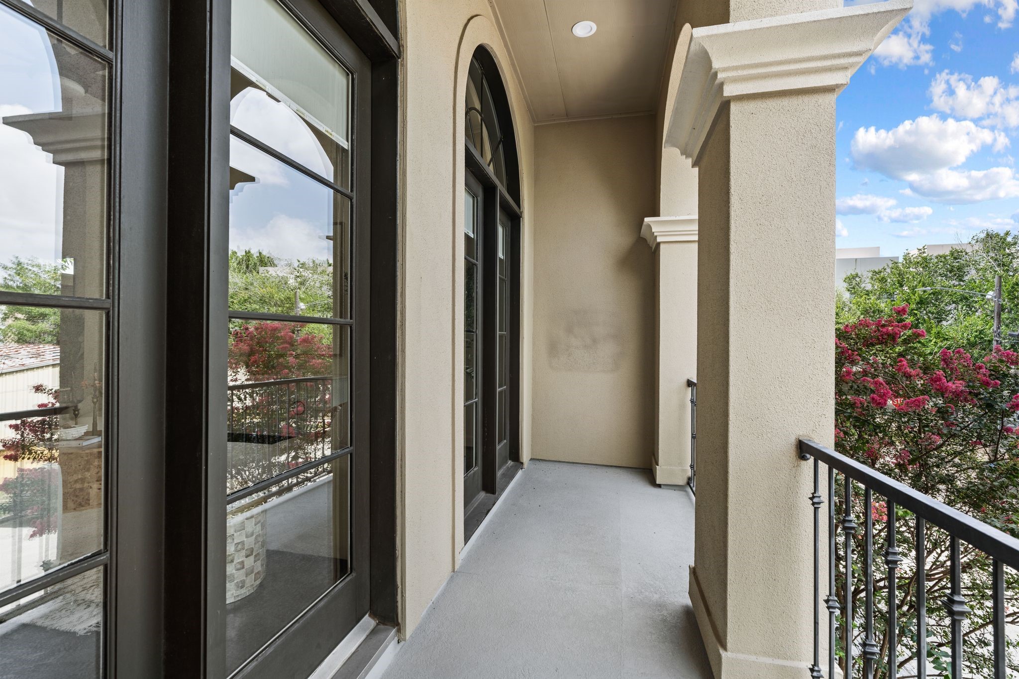 908 Thompson Street Houston, TX 77007 - Photo 16 of 45 French doors from the living room open to a private covered spacious balcony