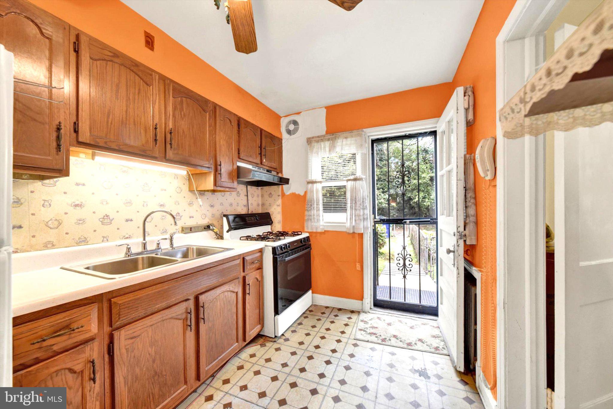 824 Wicklow Road Baltimore, MD 21229 - Photo 10 of 27 Gallery Image 10