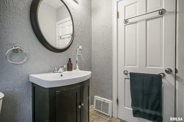 $137,500 | 1026 East Richwoods Boulevard, Peoria, IL 61603