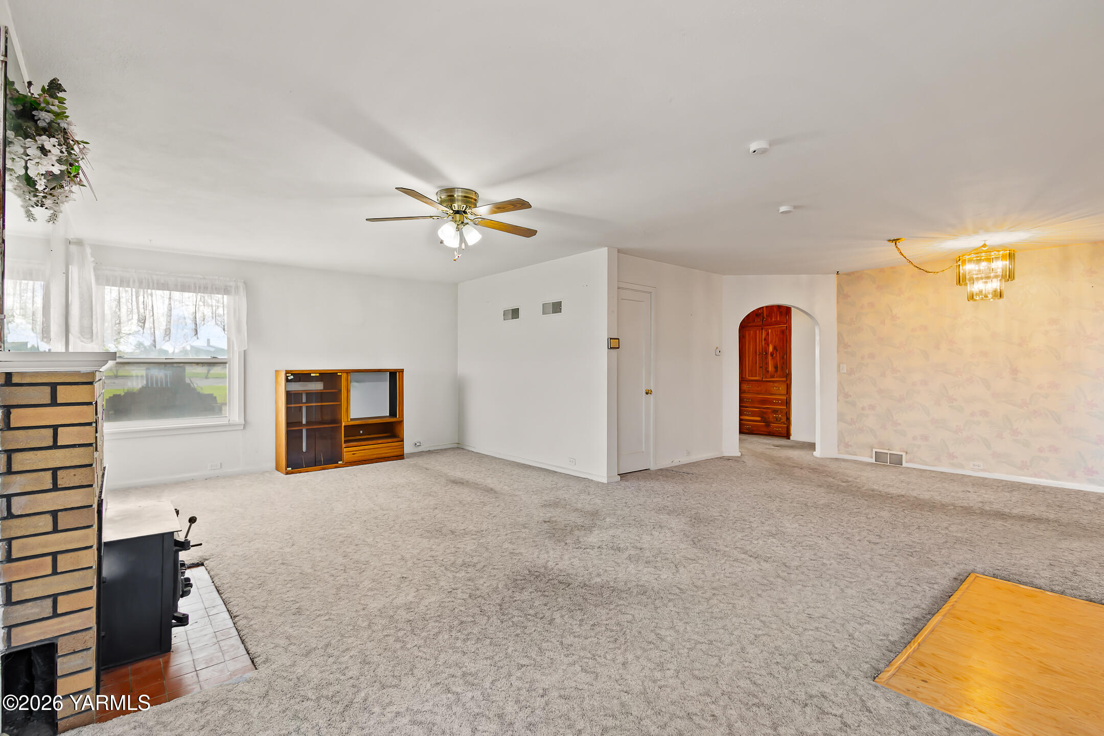 505 Schooley Road Zillah, WA 98953 - Photo 3 of 39 Living Room into Dining Room