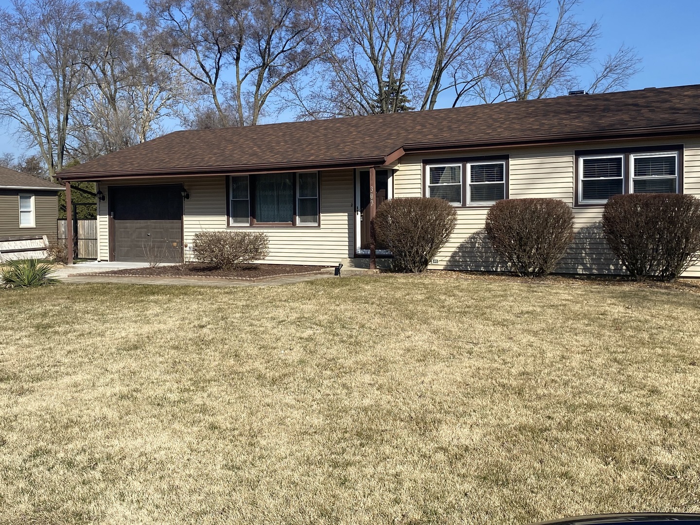 a view of a house with a yard
