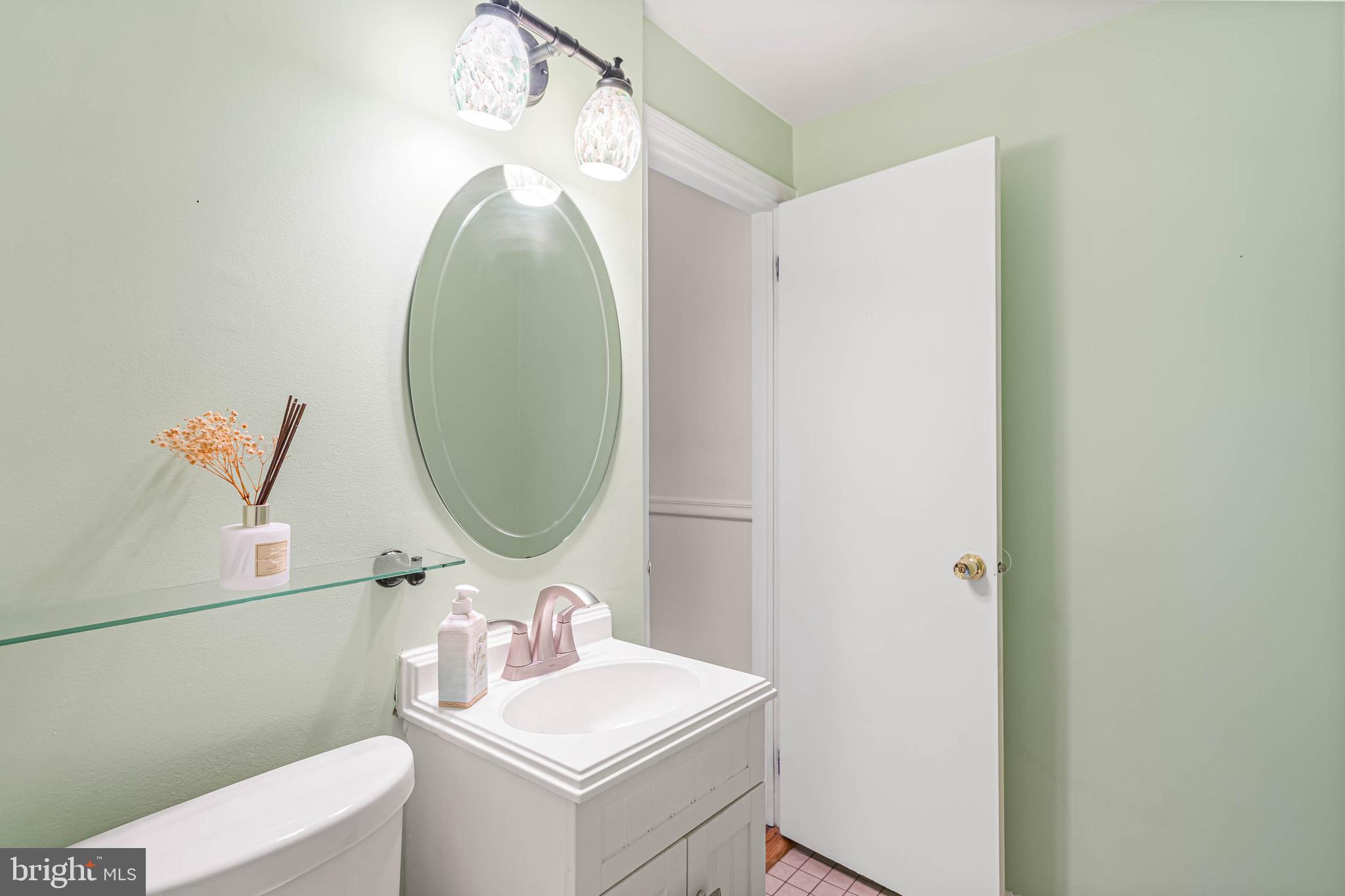 121 Decker Drive Newark, DE 19711 - Photo 14 of 57 a bathroom with a sink toilet and a mirror