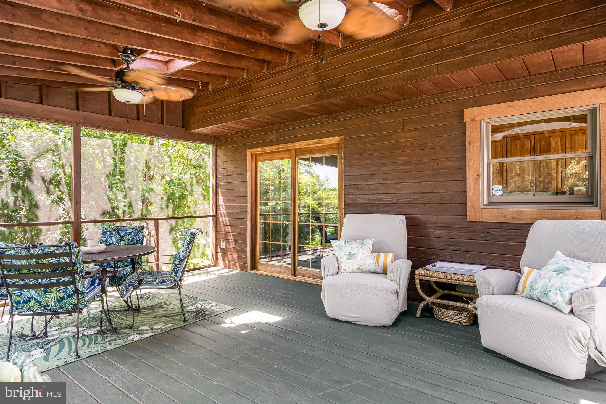 121 Decker Drive Newark, DE 19711 - Photo 32 of 57 a living room with furniture and a window