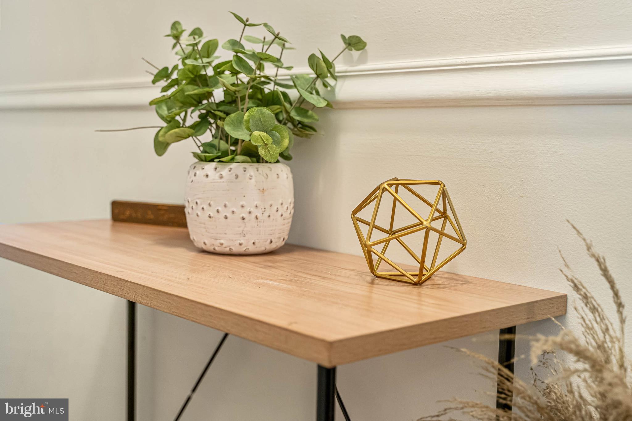 121 Decker Drive Newark, DE 19711 - Photo 10 of 57 a vase of flowers sitting on a table