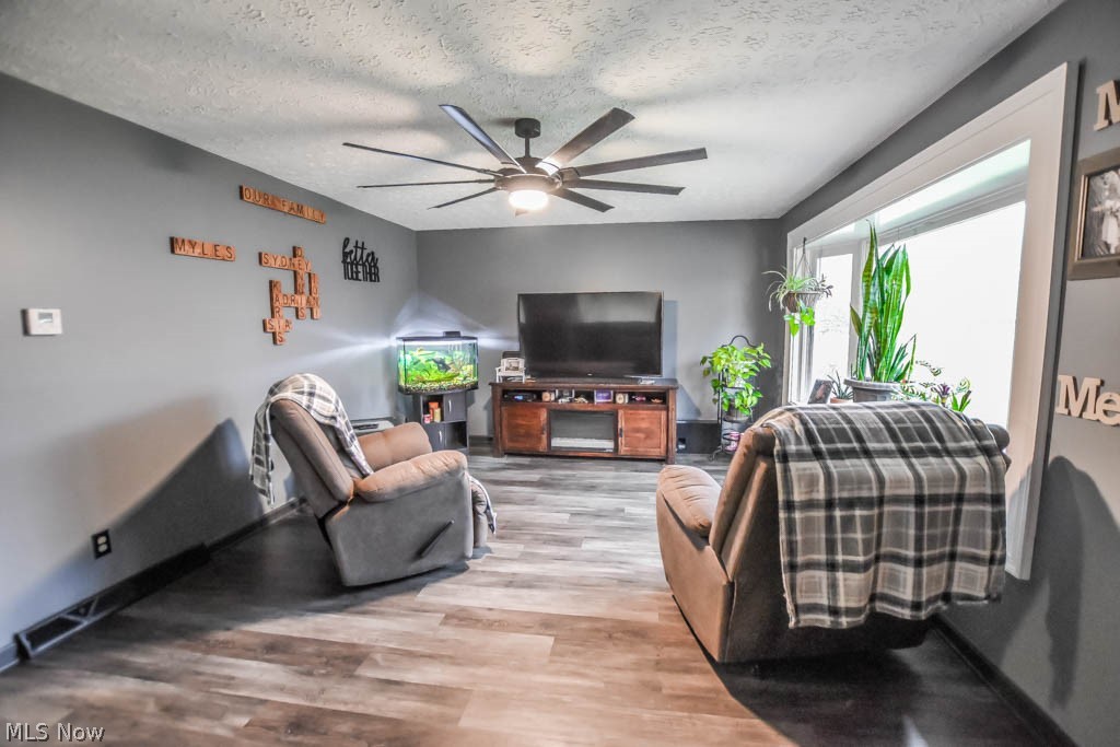 6832 Hampsher Road Clinton, OH 44216 - Photo 2 of 35 Living Room
