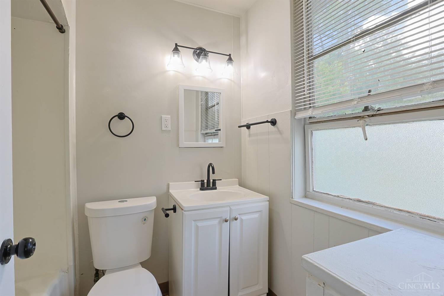 33 Farragut Road Greenhills, OH 45218 - Photo 10 of 37 Gallery Image 10
