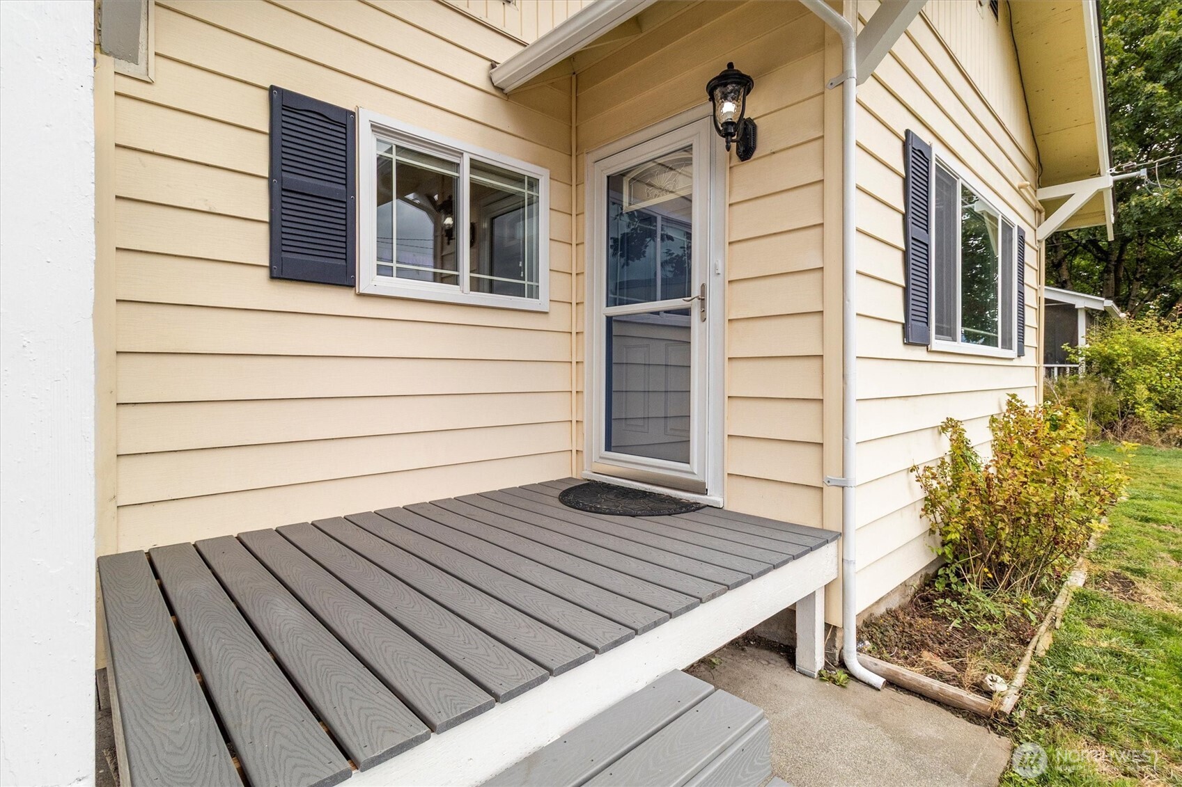 310 Second Street Sumas, WA 98295 - Photo 2 of 28 a view of wooden door and brick wall
