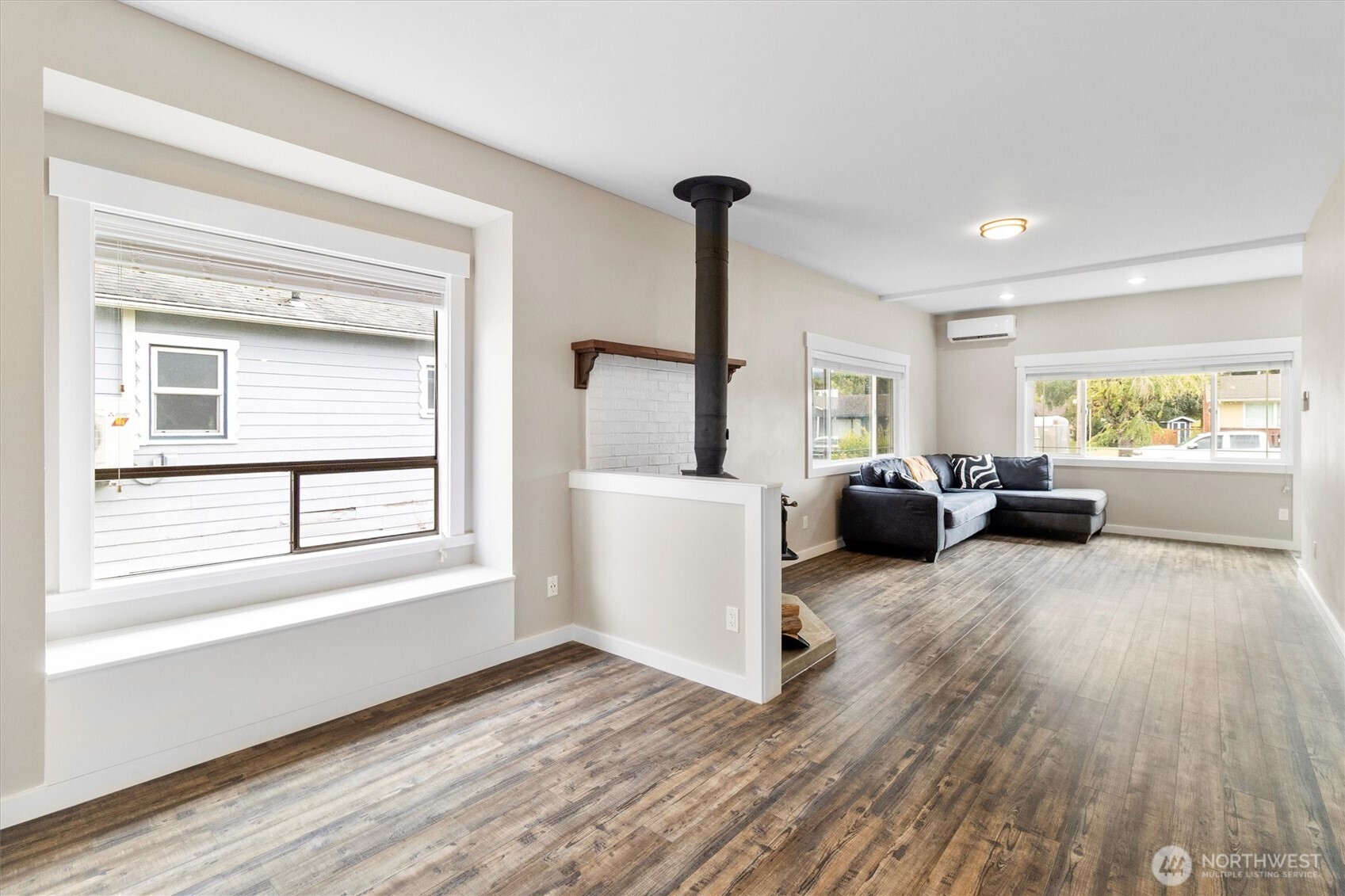 310 Second Street Sumas, WA 98295 - Photo 8 of 28 a living room with furniture and a window