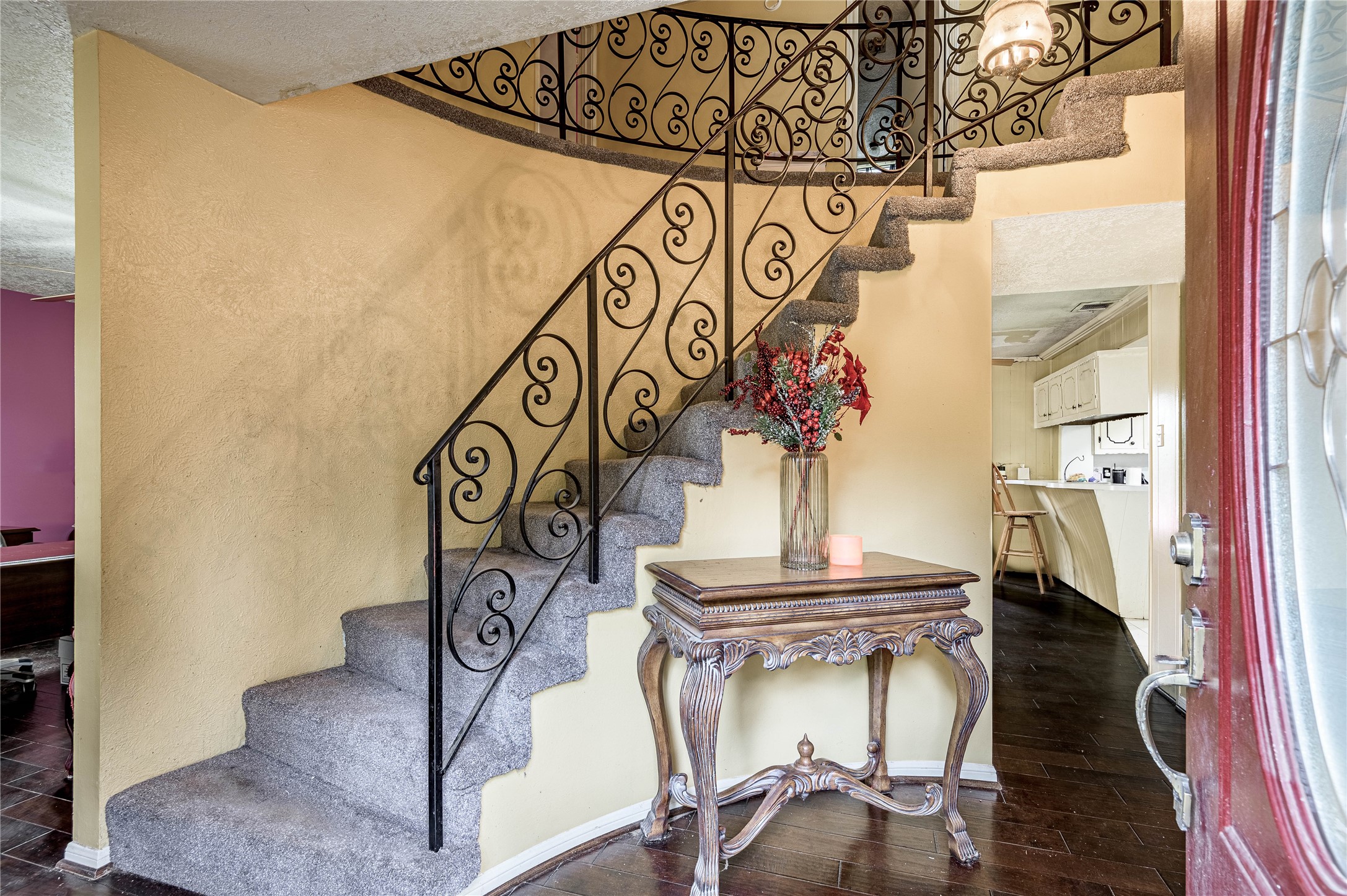 7640 Highway 75 Huntsville, TX 77340 - Photo 29 of 49 Staircase entry