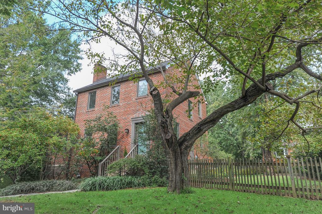 801 West Braddock Road Alexandria, VA 22302 - Photo 1 of 30 Exterior (Front)