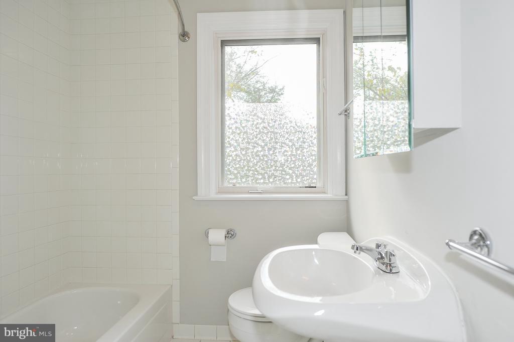 801 West Braddock Road Alexandria, VA 22302 - Photo 23 of 30 Bath