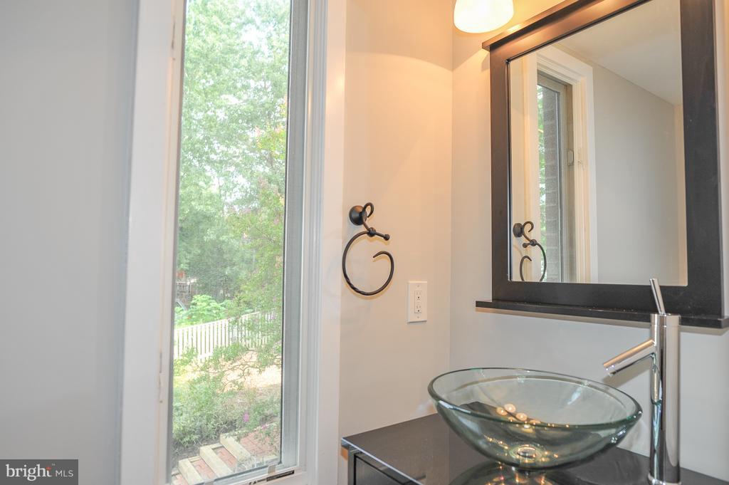 801 West Braddock Road Alexandria, VA 22302 - Photo 8 of 30 Bath