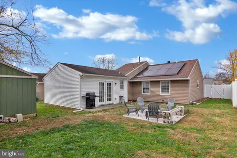 a view of a house with backyard