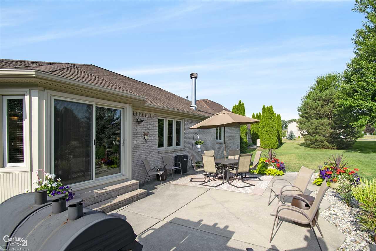 34349 Country Meadow Road New Baltimore, MI 48047 - Photo 30 of 37 31389832-29.JPG