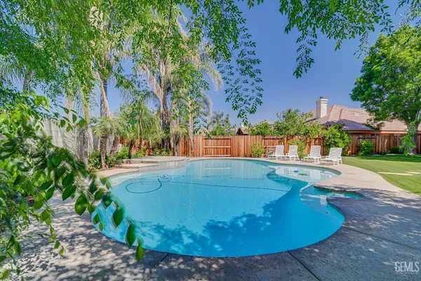 a view of a yard and entertaining space