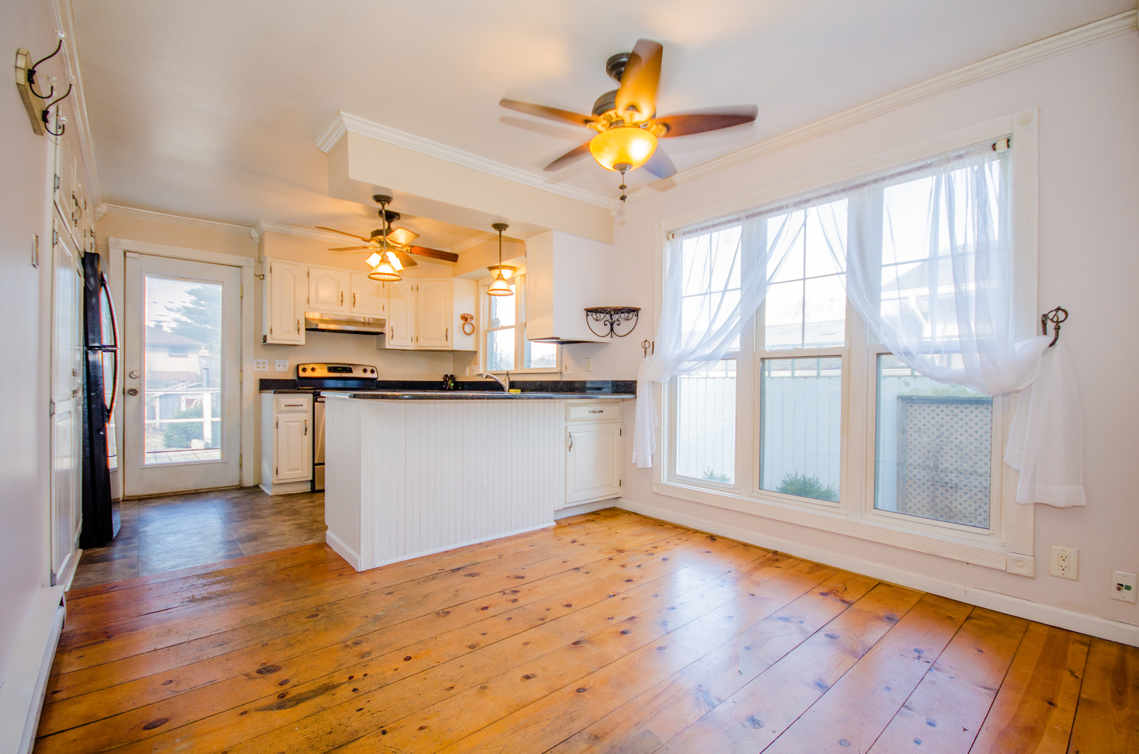 208 Second Street Elgin, IL 60123 - Photo 5 of 16
