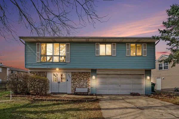 $299,000 | 945 Surrey Court, Joliet, IL 60431