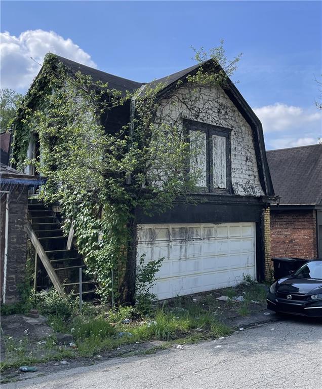 1013 4th Street Braddock, PA 15104 - Photo 14 of 16 front view of a house with a garden