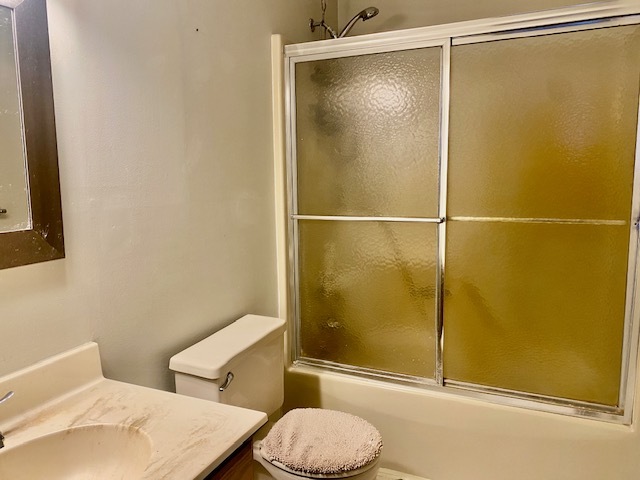 2280 Timber Ridge Drive Princeton, IL 61356 - Photo 11 of 20 a bathroom with a shower and a toilet