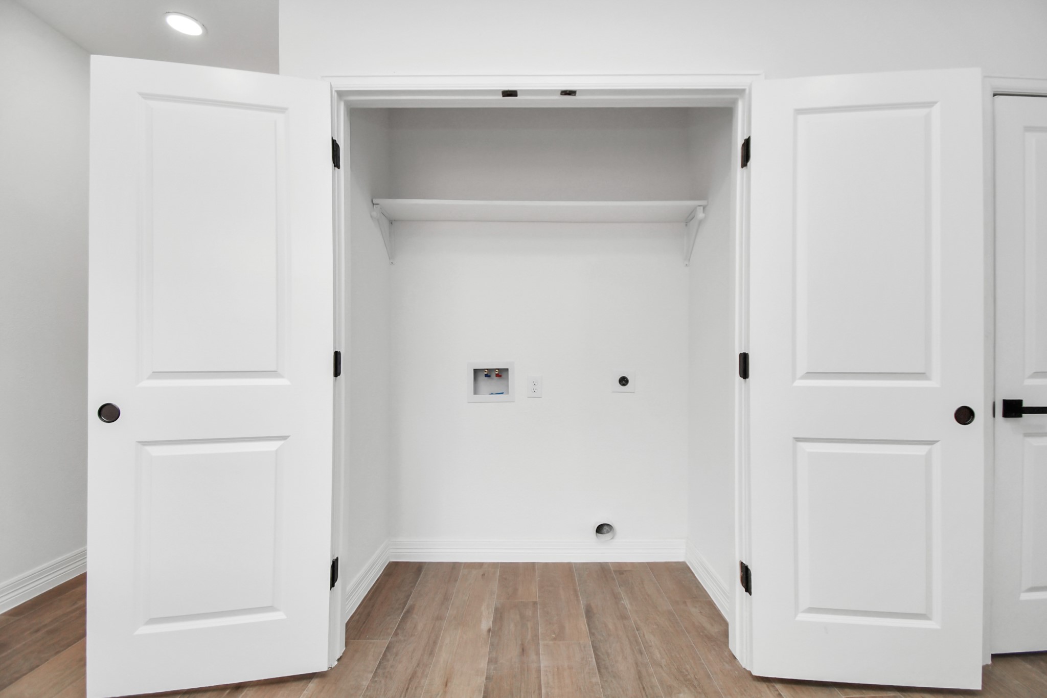 2812 Truxillo Street, Unit B Houston, TX 77004 - Photo 18 of 32 a view of room with closet