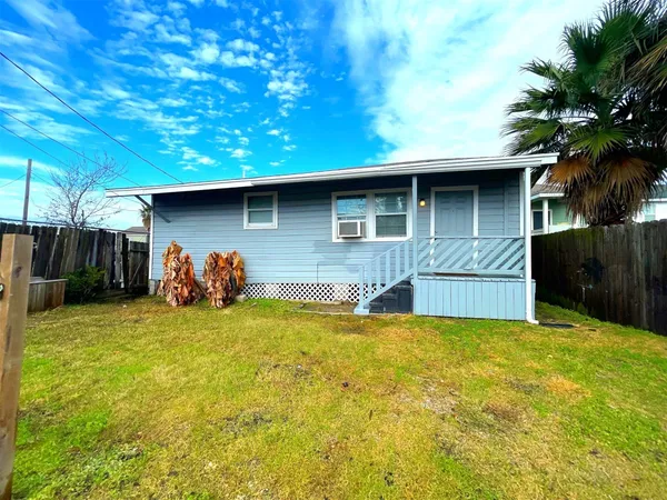 $1,030 | 5523 Avenue O 1/2, Unit SOUTH, Galveston, TX 77551