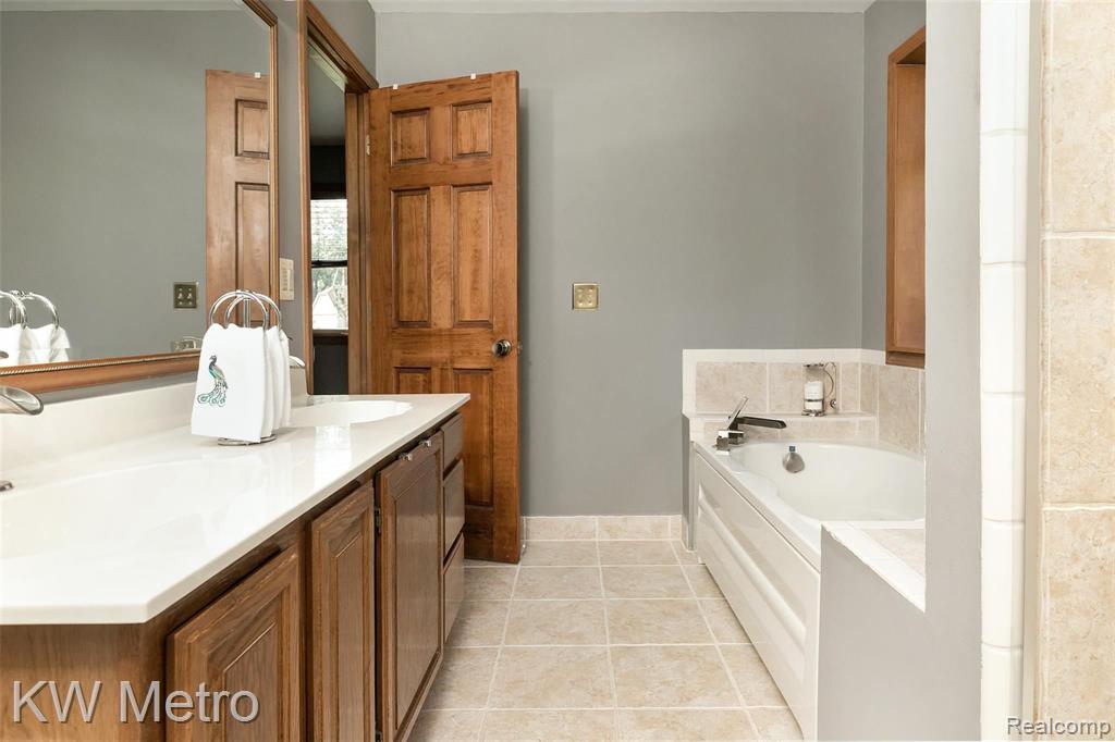 869 Timberline Drive Rochester Hills, MI 48309 - Photo 23 of 43