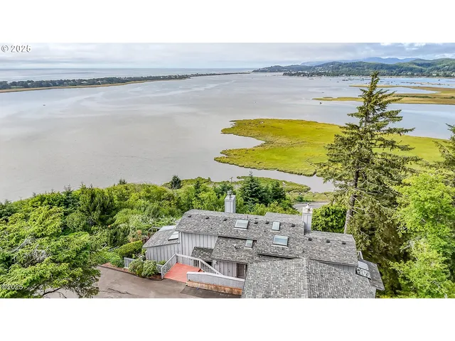 a picture of a city and lake view