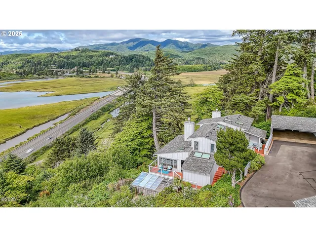 a black and white photo of a building