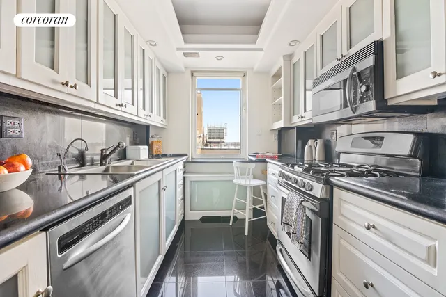 $1,750,000 | 180 East End Avenue, Unit 18B | Upper East Side