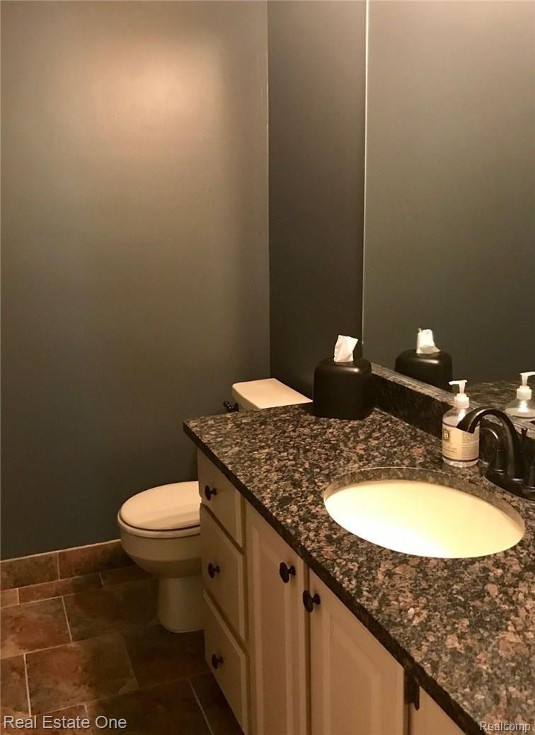 2196 Chippenham Chase Rochester, MI 48306 - Photo 8 of 27 chippenhamhalfbath.jpg