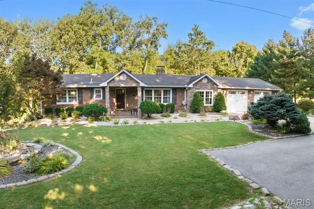 $447,500 | 671 Glen Crossing Road, Glen Carbon, IL 62034