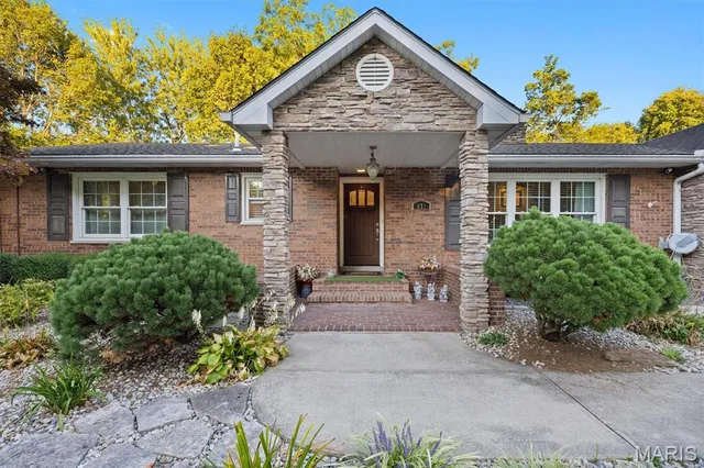 $447,500 | 671 Glen Crossing Road, Glen Carbon, IL 62034