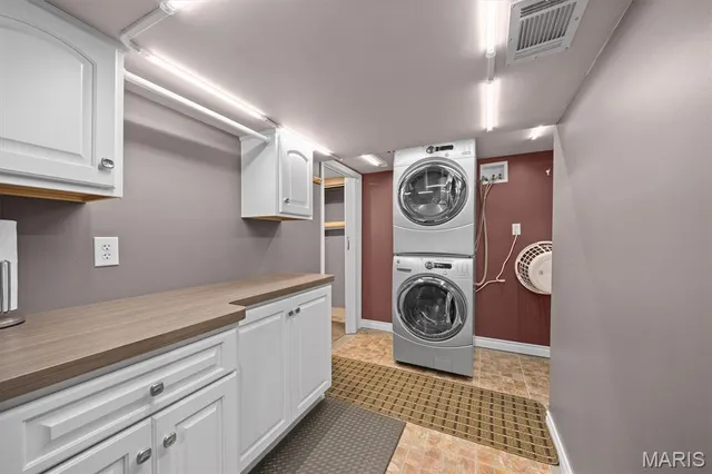 $447,500 | 671 Glen Crossing Road, Glen Carbon, IL 62034