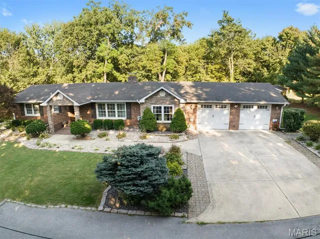 $447,500 | 671 Glen Crossing Road, Glen Carbon, IL 62034