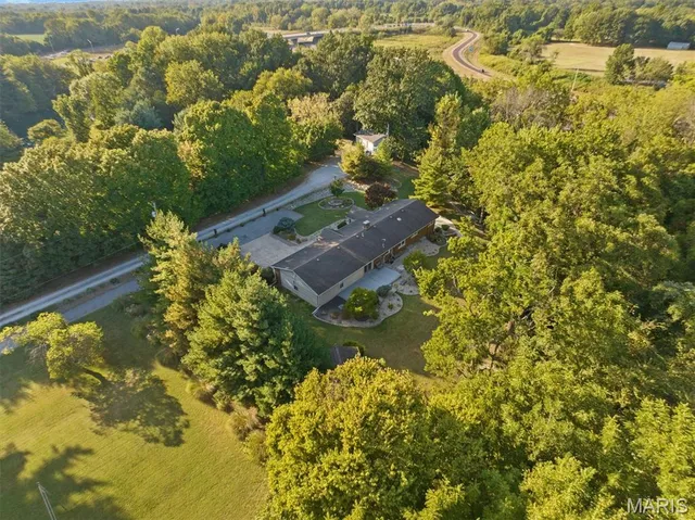 $447,500 | 671 Glen Crossing Road, Glen Carbon, IL 62034