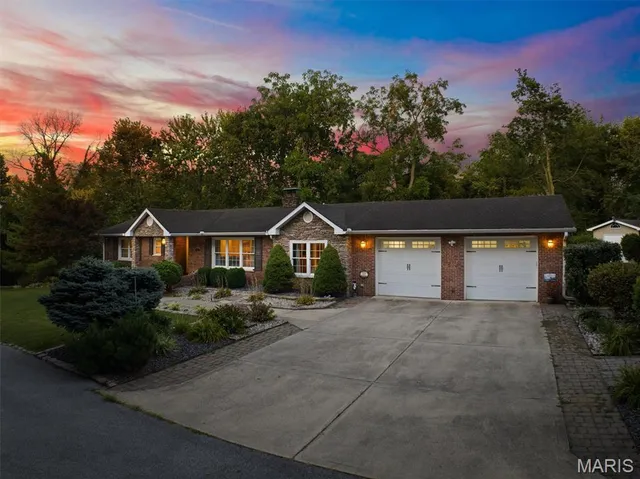 $447,500 | 671 Glen Crossing Road, Glen Carbon, IL 62034