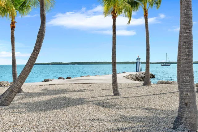 $3,900,000 | 76 Ocean Drive, Key Largo, FL 33037