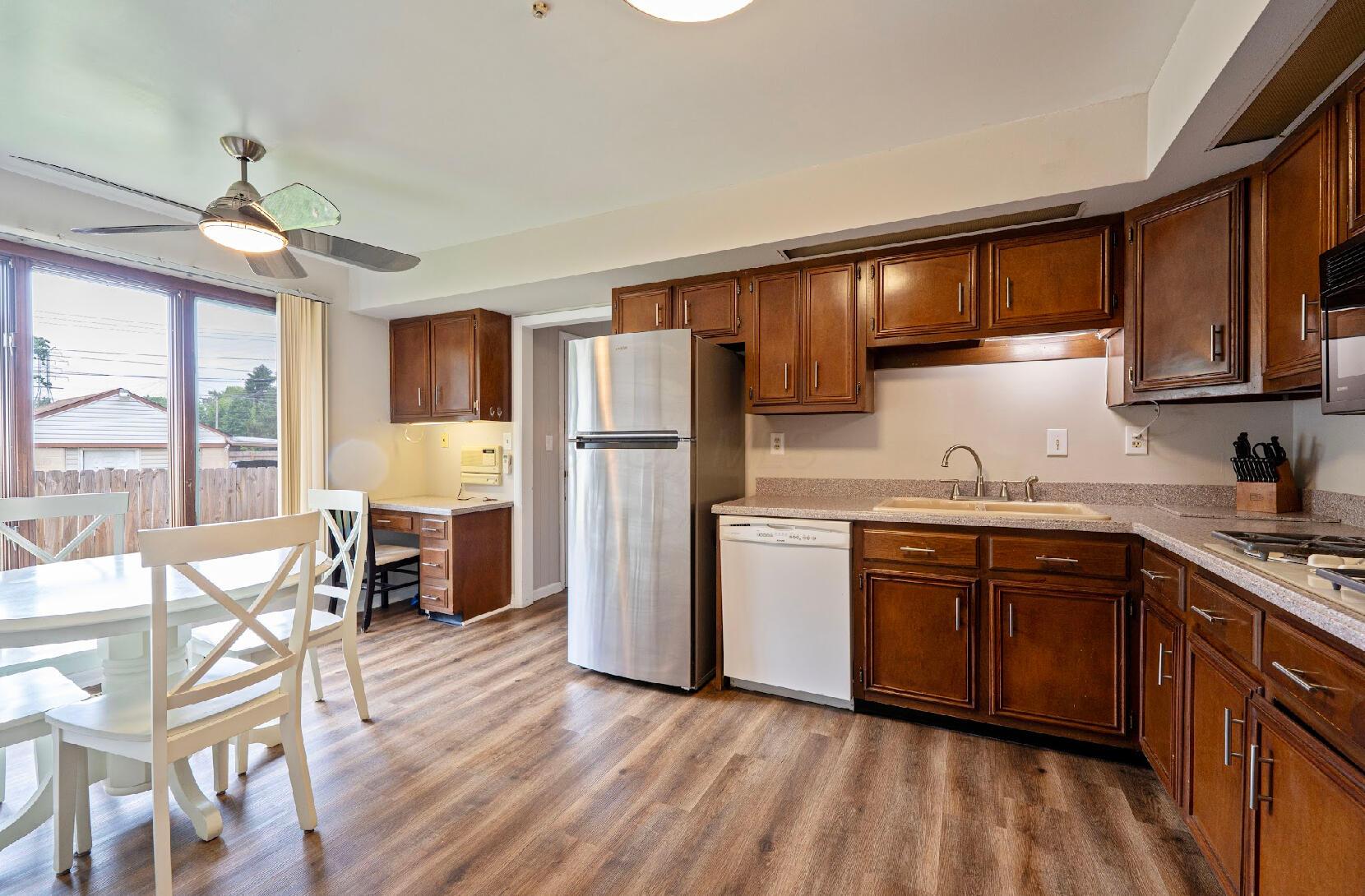 300 Stockbridge Road Columbus, OH 43207 - Photo 10 of 40 Lovely kitchen that has plenty of prep space.