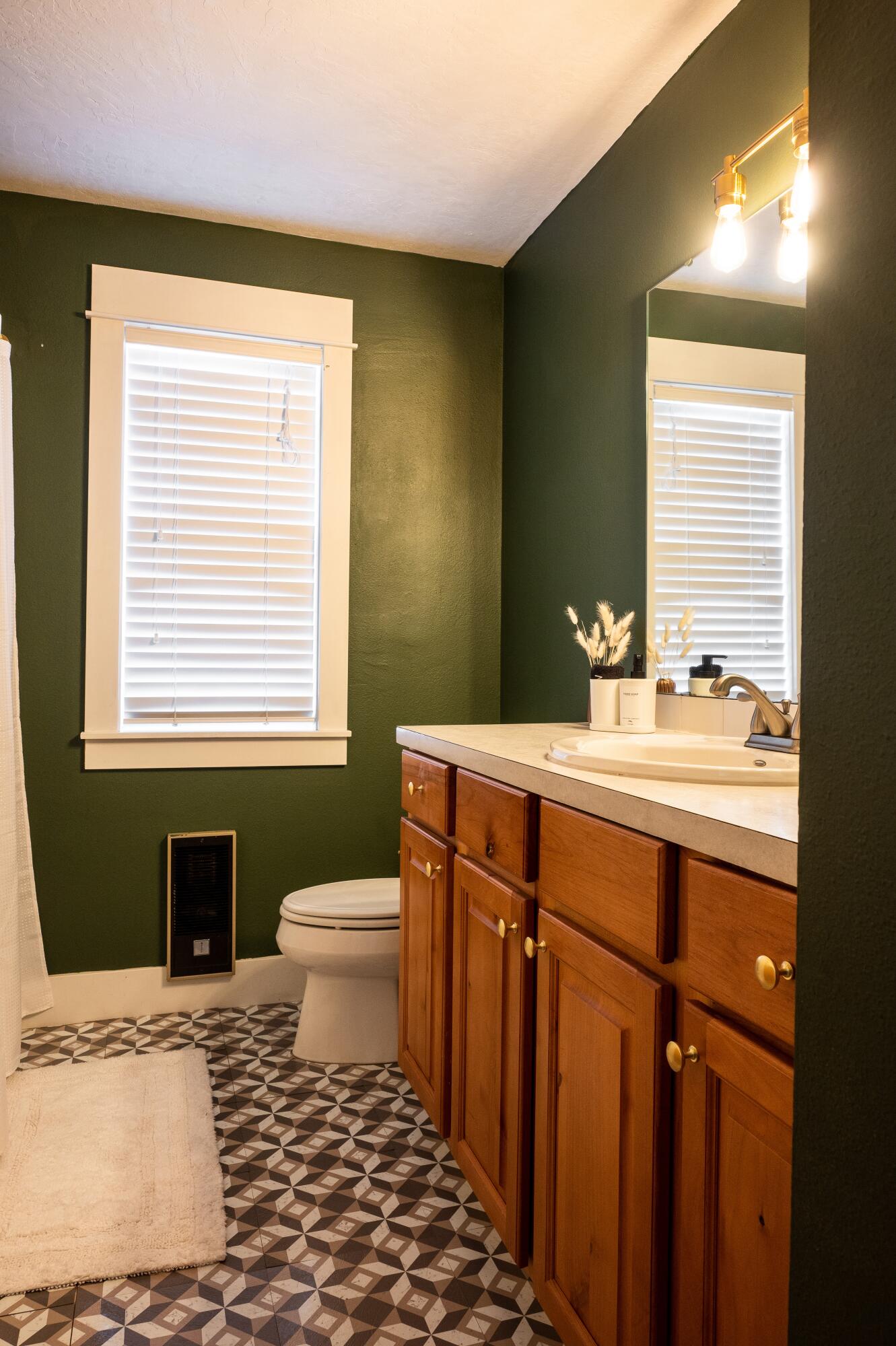 21360 Keyte Road Bend, OR 97701 - Photo 13 of 20 Guest Bathroom