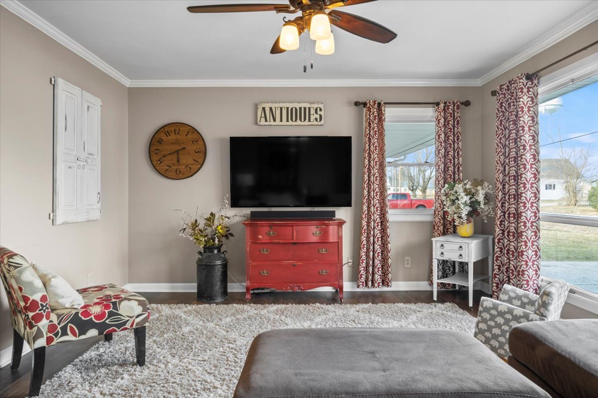 2595 South 70th Street Decatur, IL 62521 - Photo 4 of 32 a view of a livingroom with furniture and entryway