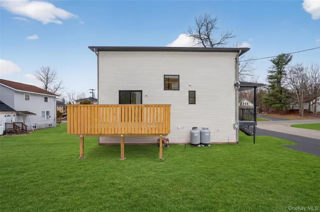 a view of a house with a yard